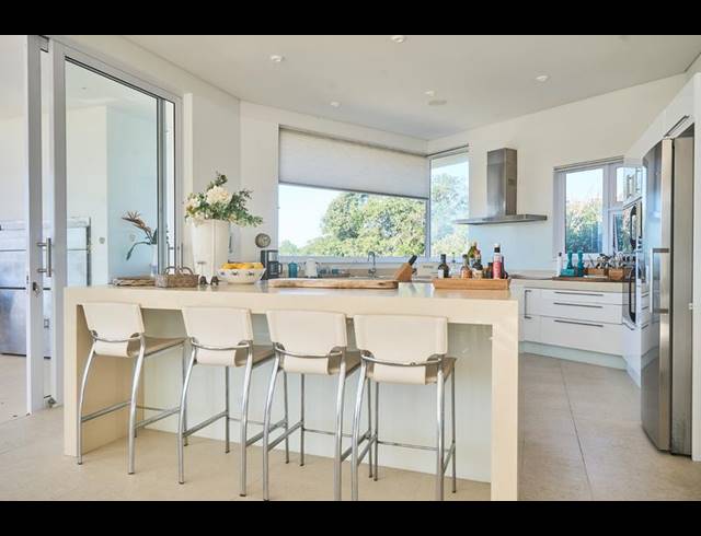 7 BEDROOM HOUSE FOR SALE IN LOOKOUT BEACH